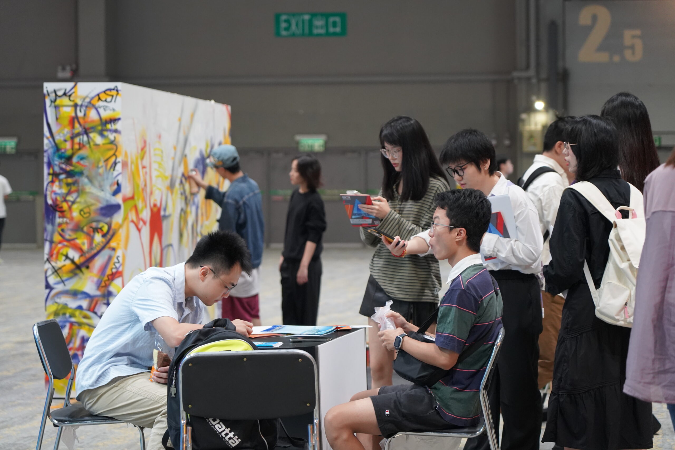 Wide shot of students at the job fair.(Source: Liu Xuetao)