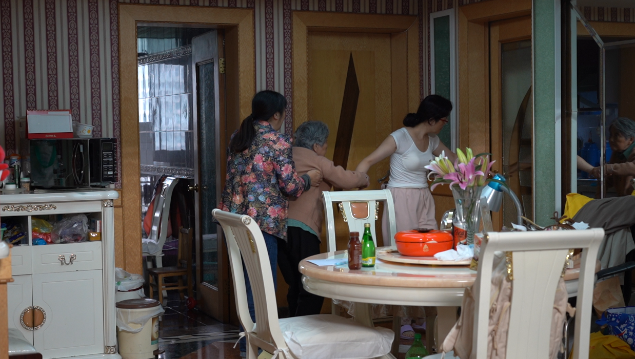 Family of a female patient with Alzheimer's disease in China