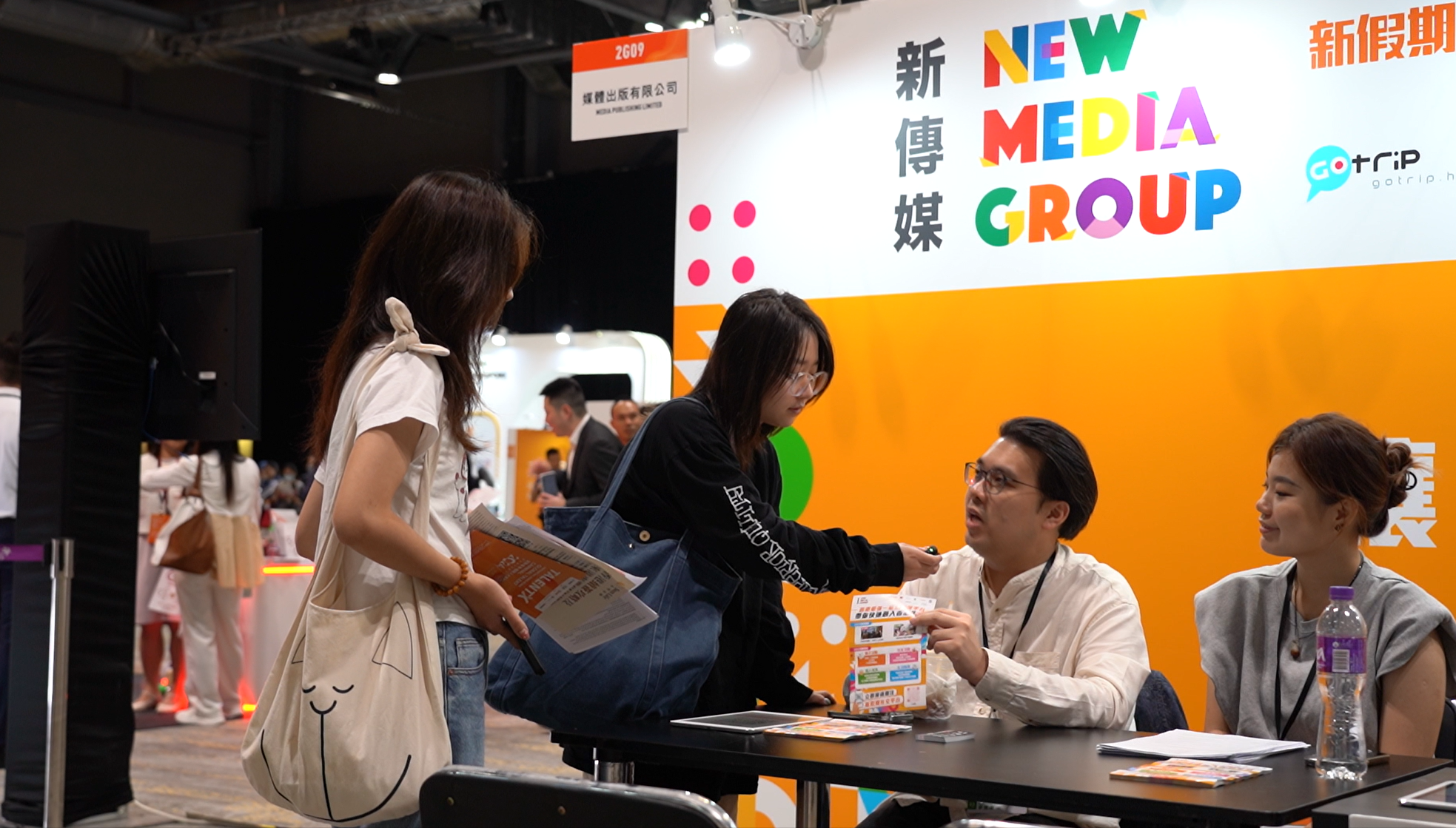 Half wide shot of interviewing the HR at the job fair.(Source: Qian Yiwen)