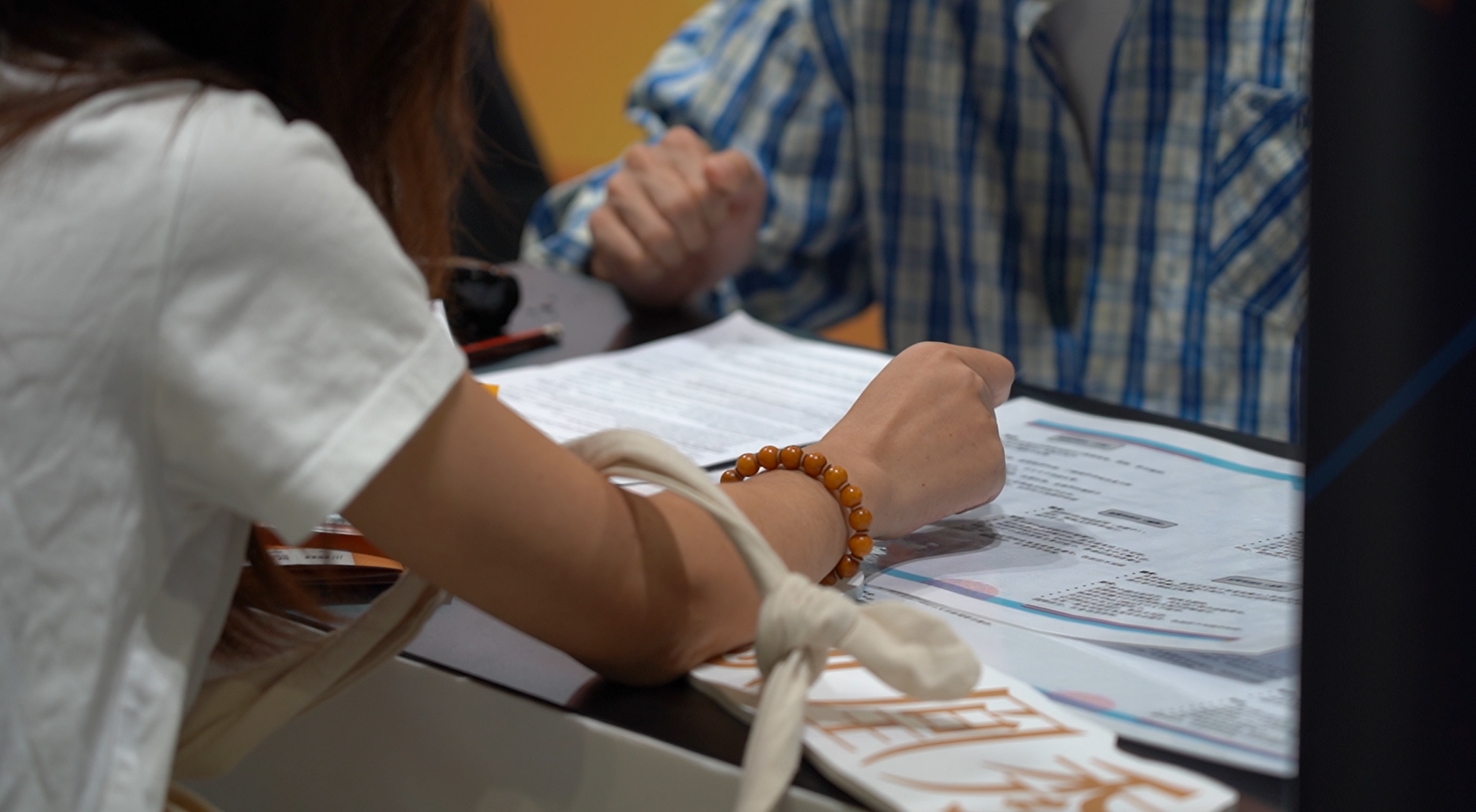 Close-up of a student's hand when talking to a HR at the event.(Source: Liu Xuetao)