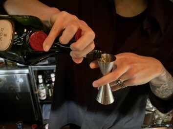 Kaki preparing the cocktail