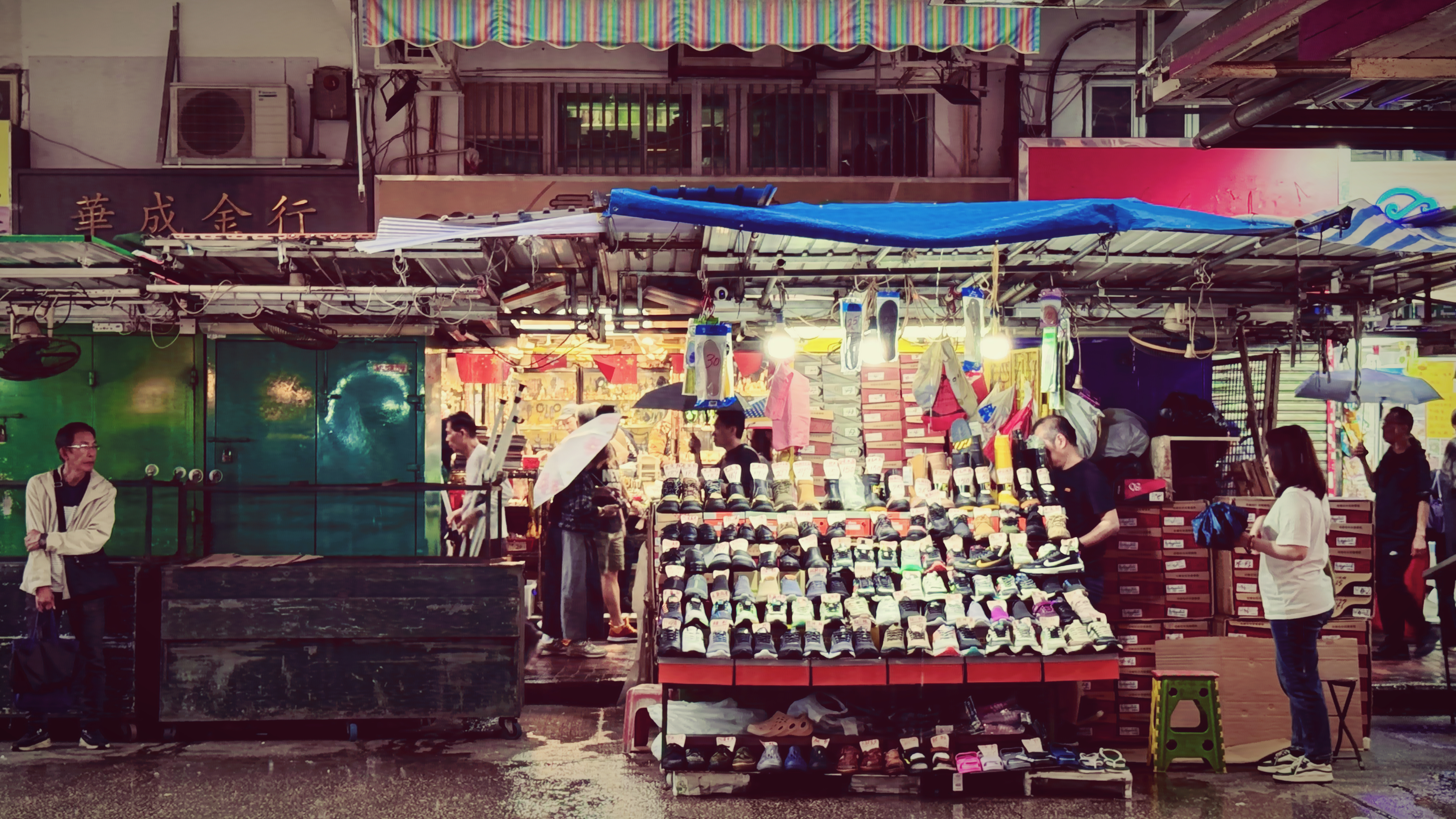 Vendors spread out their goods to show the customers. Creator: Jing Peikun