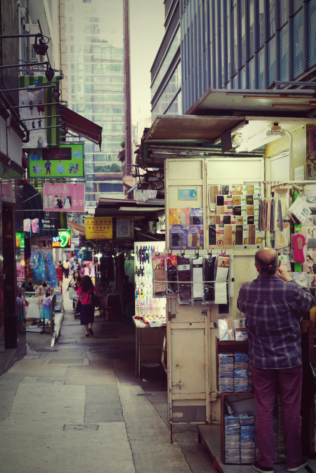 Lee Jun-menghe, the owner of the Pai-Dong, is organizing his helves. Creator: Xie Minglu