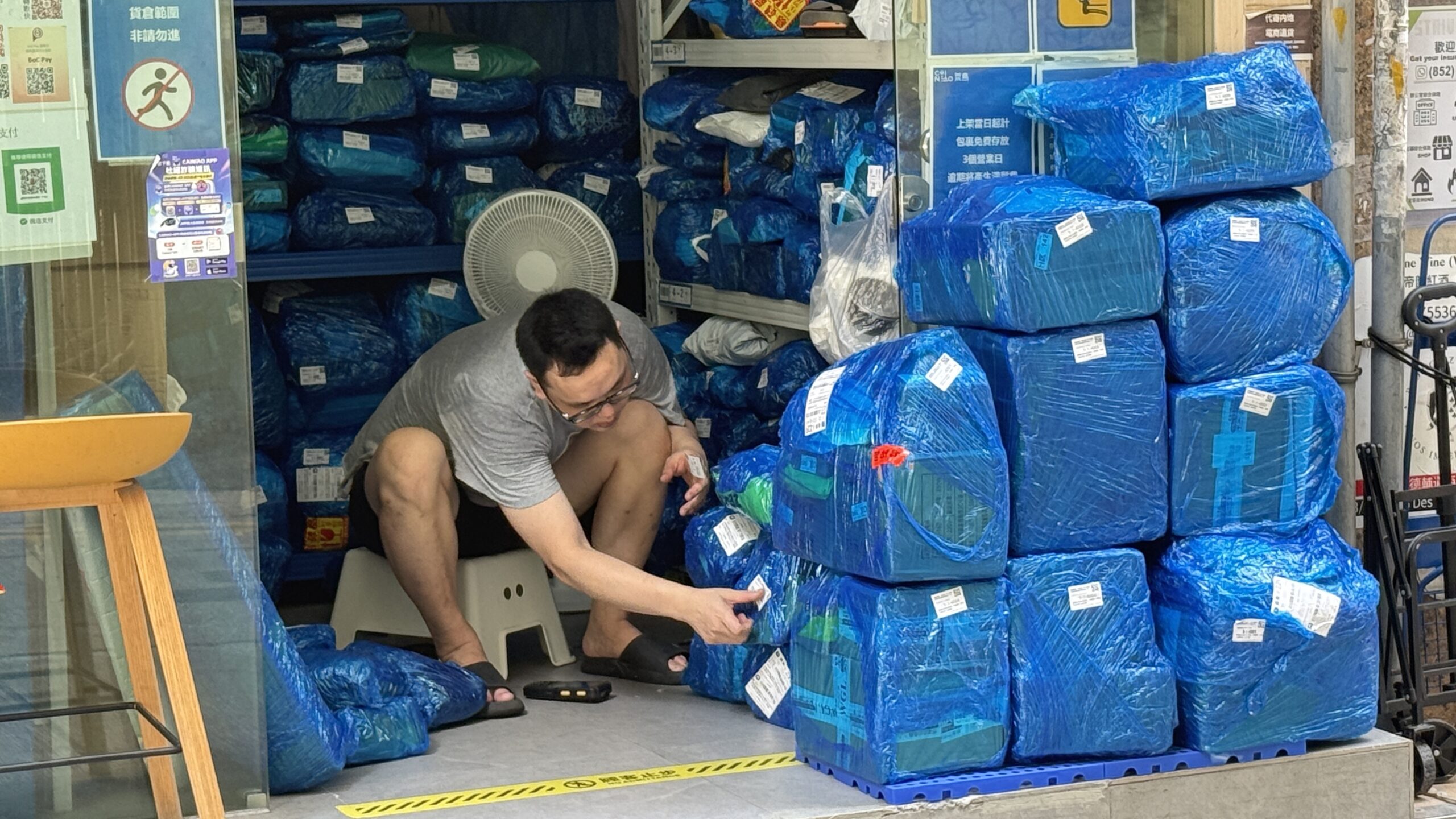 Only one staff member working even many packages there.