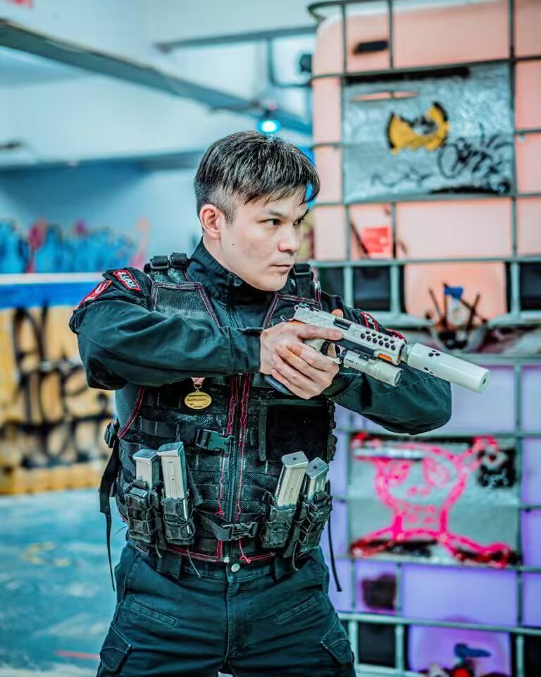 Allen Lui (middle) introducing one of the signature items for mainland tourists, the E&L 191 gas blowback rifle, a replica of China’s PLA’s latest standard-issue weapon. Credit: Yang Yihua