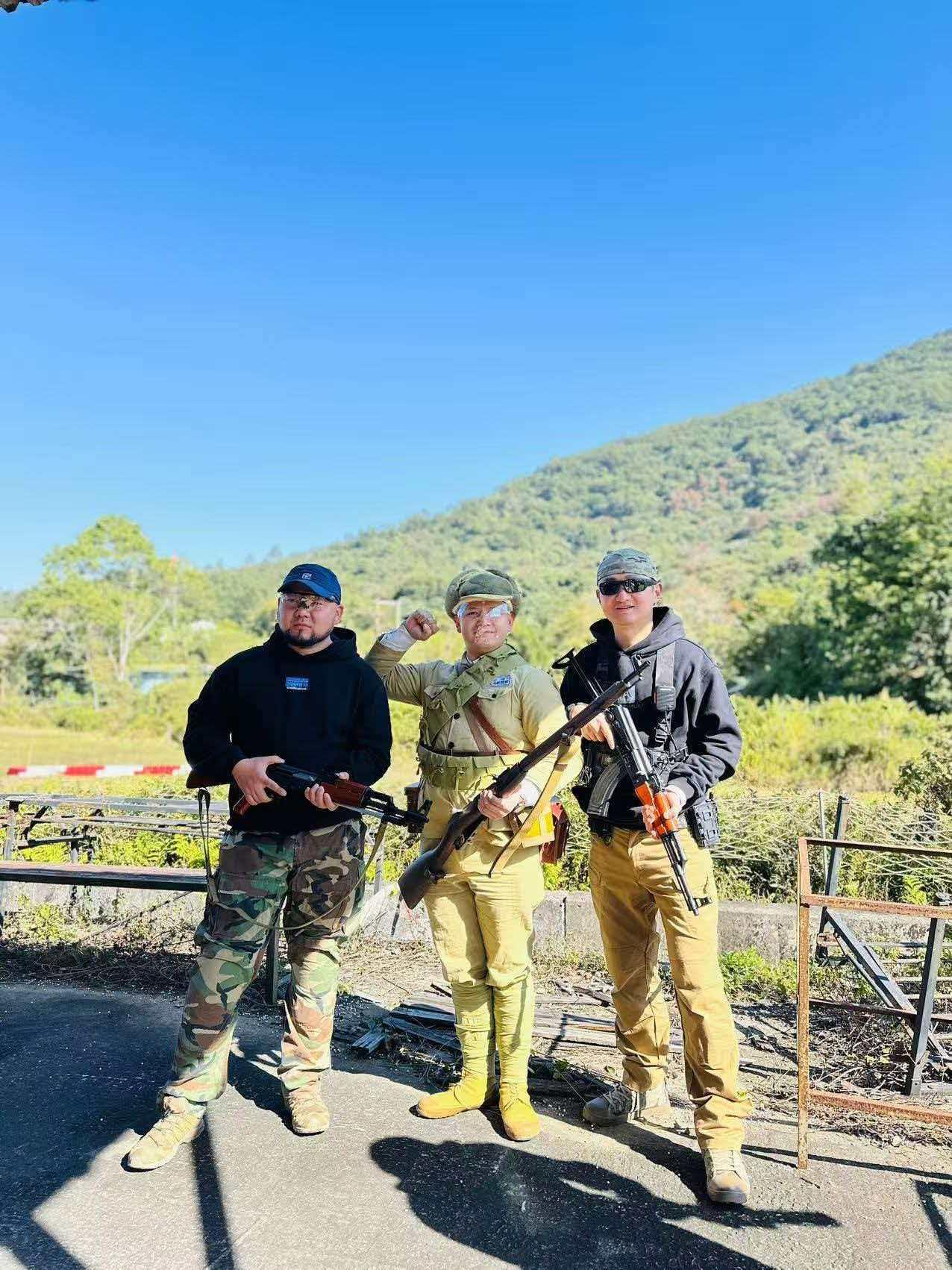 Allen Lui (middle) introducing one of the signature items for mainland tourists, the E&L 191 gas blowback rifle, a replica of China’s PLA’s latest standard-issue weapon. Credit: Yang Yihua
